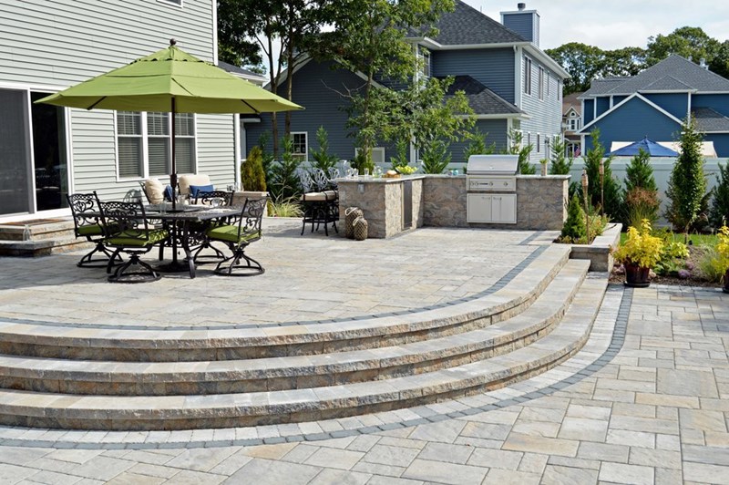 Outdoor_dining_on_a_patio_in_Smithtown,_NY